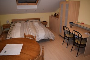 3 camere, una scrivania, ferro/asse da stiro, culla da viaggio