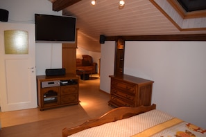 3 Schlafzimmer, Schreibtisch, Bügeleisen/Bügelbrett, Reisekinderbett