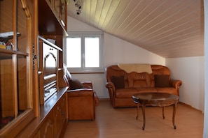 Fernseher, DVD-Player, Tischtennisplatte, Bücher