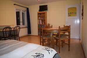 3 bedrooms, desk, iron/ironing board, travel cot - Apartment in individual villa, quiet, view (Villars-le-Grand)