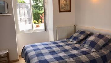 1 habitación, tabla de planchar con plancha, wifi y ropa de cama