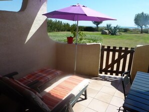 Terrace/patio - Facing the sea, lovely apartment with all comforts and plenty of light (Saintes-Maries-De-La-Mer)