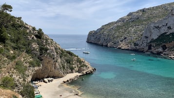 Ubicación cercana a la playa, tumbonas y toallas de playa