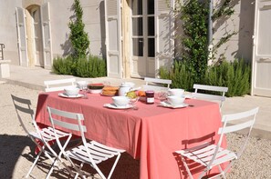 Outdoor dining - The Fruitier, 6p., at the beautiful « Domaine de Vincenti » (Domaine de Vincenti Divajeu)