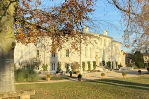 Exterior - The Fruitier, 6p., at the beautiful « Domaine de Vincenti » (Domaine de Vincenti Divajeu)