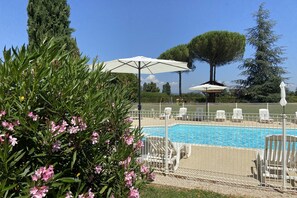 Outdoor pool, a heated pool - The Fruitier, 6p., at the beautiful « Domaine de Vincenti » (Domaine de Vincenti Divajeu)