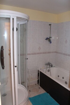 Baignoire, baignoire à remous, séchoir à cheveux, serviettes fournies