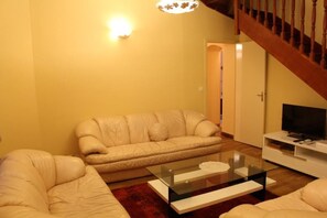 Televisie, een dvd-speler en een tafeltennistafel