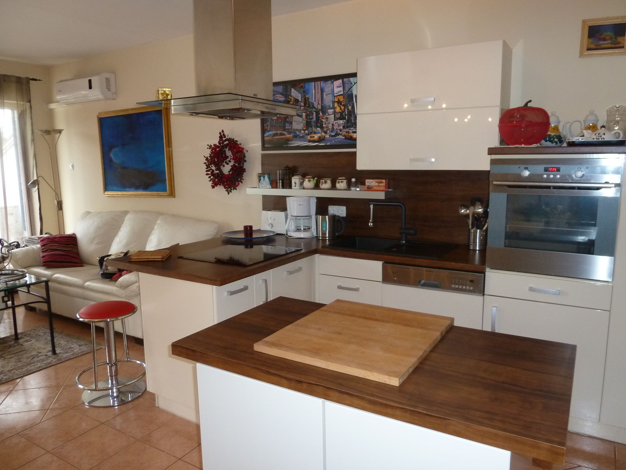 Kühlschrank, Mikrowelle, Herdplatte, Geschirrspüler