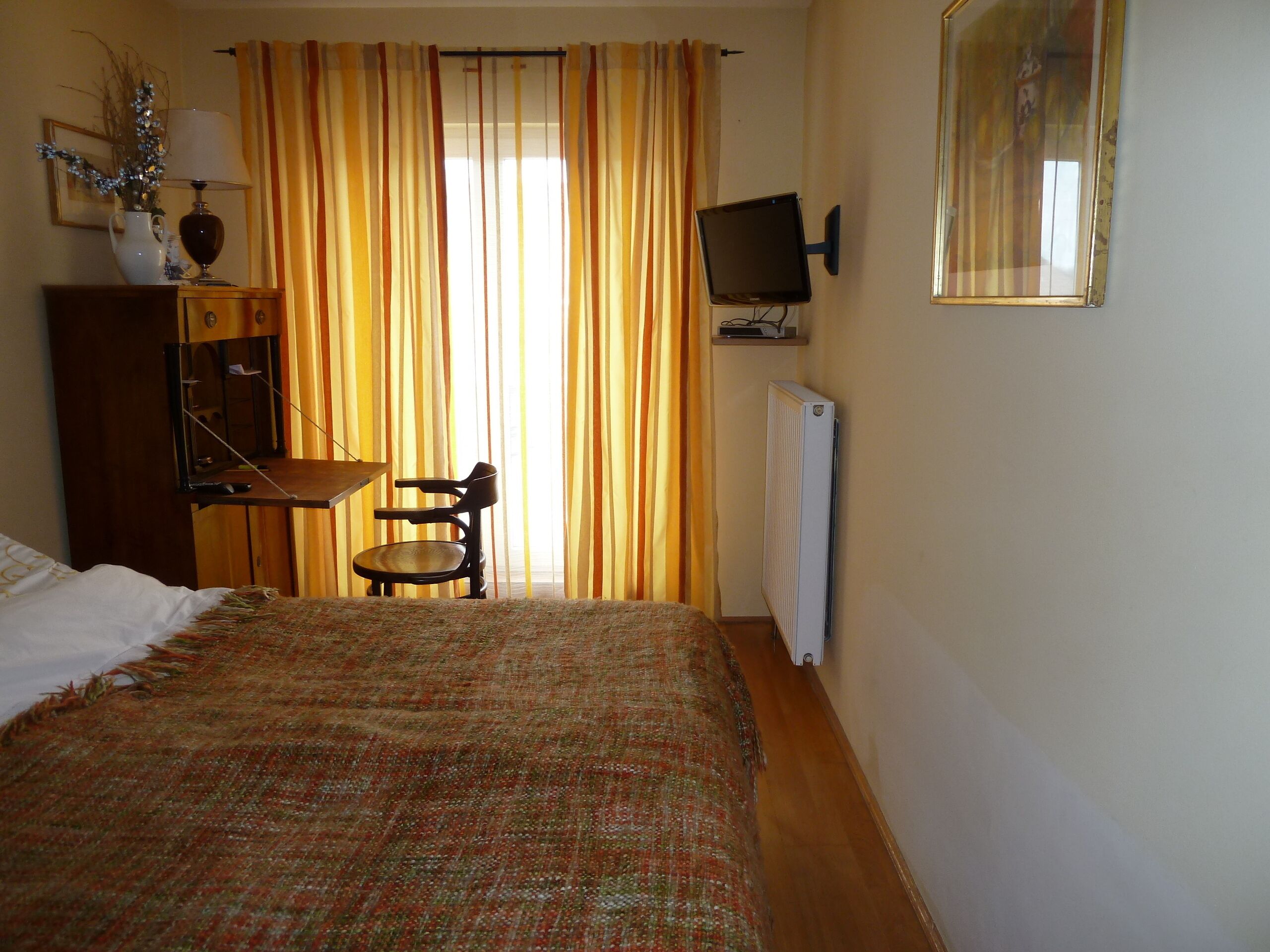 2 habitaciones, caja de seguridad en la habitación y escritorio 