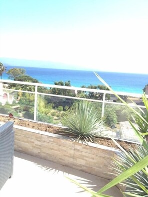 Property grounds - Magnificent villa on the roof Swimming pool and Jacuzzi with its full sea view. (Ajaccio)
