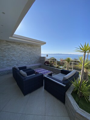 Property grounds - Magnificent villa on the roof Swimming pool and Jacuzzi with its full sea view. (Ajaccio)