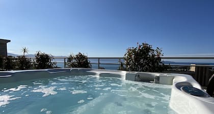 Magnificent villa on the roof Swimming pool and Jacuzzi with its full sea view.