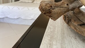 Ein Schlafzimmer mit einem Bett, Nachttischen und einem hölzernen Kopfteil.