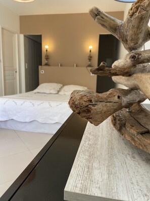5 habitaciones, tabla de planchar con plancha, cuna de viaje y wifi 