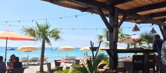 Magnificent villa on the roof Swimming pool and Jacuzzi with its full sea view.