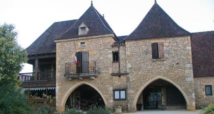 " LA MAISON FLEURIE" En Périgord noir LE BUGUE Villa " classée 3 ***