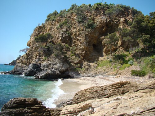 Steinmauer mit Swimmingpool, 250 m vom Strand von Bonporteau entfernt