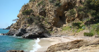 Steinmauer mit Swimmingpool, 250 m vom Strand von Bonporteau entfernt