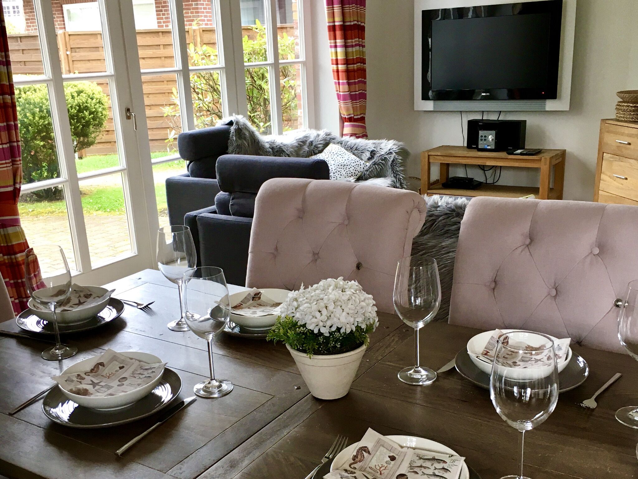 Fernseher, Kamin, DVD-Player, Bücher