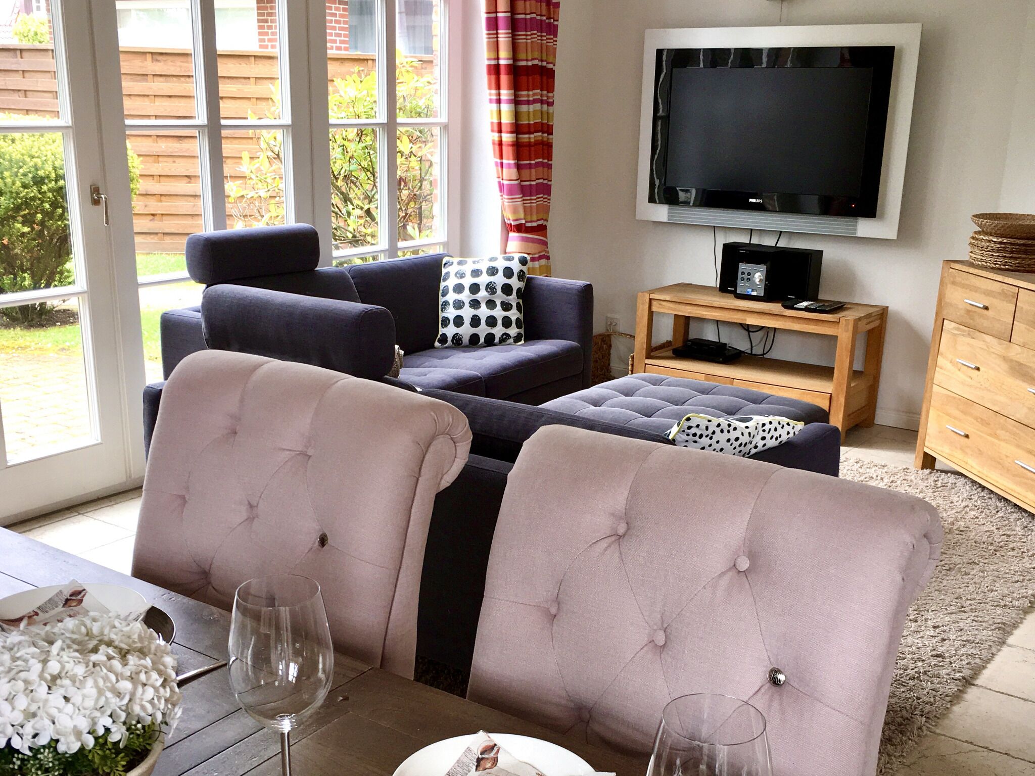 Fernseher, Kamin, DVD-Player, Bücher