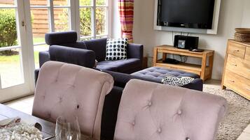 Fernseher, Kamin, DVD-Player, Bücher