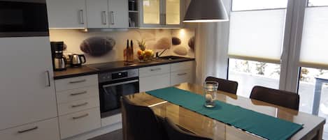 Réfrigérateur, micro-ondes, four, plaque de cuisson