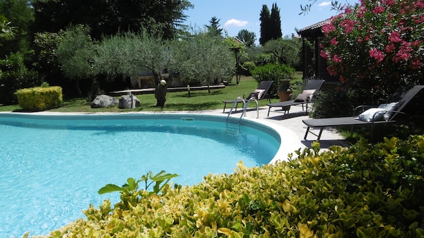 A swimming pool with lounge chairs and a well-maintained garden. - Dream villa with large swimming pool, 800m from the sea with 5 bedrooms 4 bathrooms (Porec)