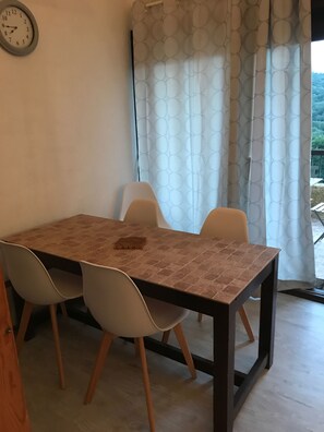 تناو ل الطعام