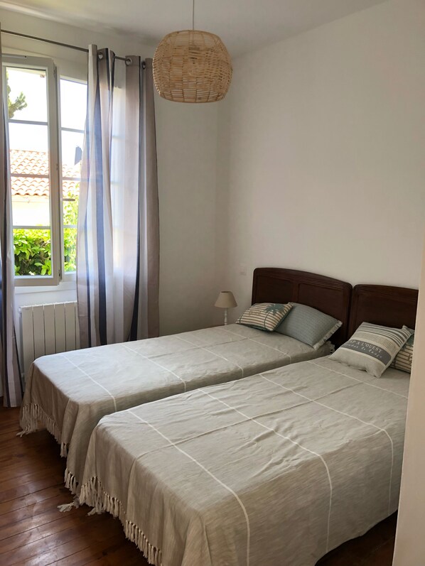 2 bedrooms, iron/ironing board, WiFi