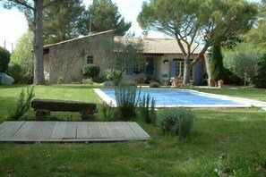 A stone house with a swimming pool, surrounded by trees and a grassy lawn. - * September sale * Comfortable villa, 1300 m2 of fenced and wooded land (Cheval-Blanc)
