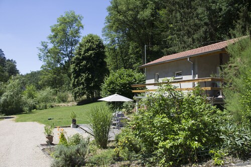 Neue Unterkunft, unabhängig, isoliert und ruhig in einem Wald
