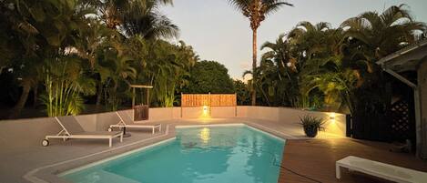 Una piscina al aire libre