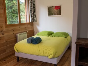 2 bedrooms, desk, iron/ironing board, travel cot