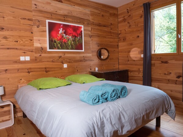 2 bedrooms, desk, iron/ironing board, free WiFi