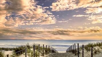 Ubicación cercana a la playa y tumbonas