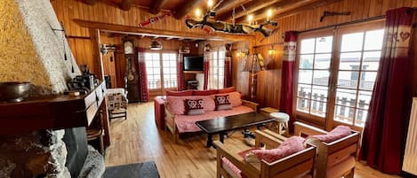 Televisión, chimenea, reproductor de DVD y impresora