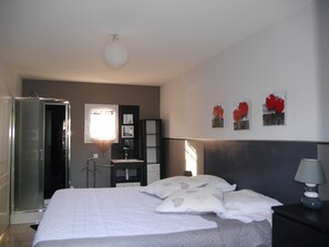 3 chambres, fer et planche à repasser, lit de bébé portatif
