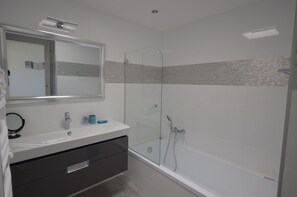 Bathtub, hair dryer, bidet, towels