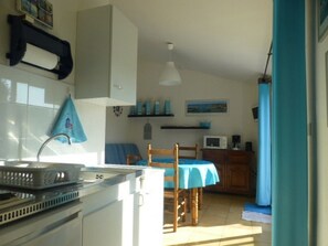 Refrigerador, microondas, parrilla de estufa y cafetera y tetera 