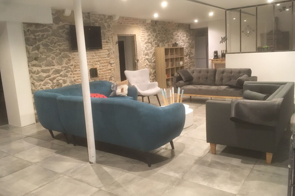 Modern and bright holiday home with private pool for 18pax