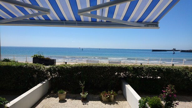 A balcony with a view of the sea, a railing, and potted plants. - QUIBERON - GD STUDIO (32m2) of STANDING / terraces FACING the SEA (Bld CHANARD)  (Quiberon)