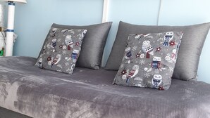 A modern bedroom with a large bed, grey bedding, and a flat-screen TV mounted on the wall. - QUIBERON - GD STUDIO (32m2) of STANDING / terraces FACING the SEA (Bld CHANARD)  (Quiberon)