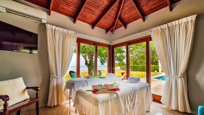 Una habitación con dos camas, televisión y vistas al exterior.