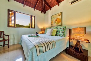 6 bedrooms, iron/ironing board, free WiFi, bed sheets - Sun Kissed Villa - 6 Bedroom, sleeps 14, on the beach. (Discovery Bay)