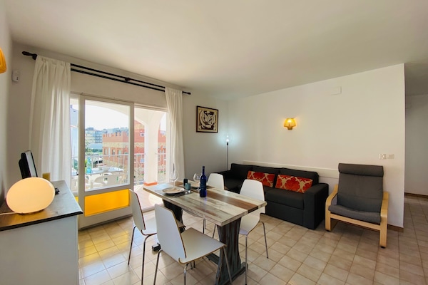 SalĂłn - comedor con salida a la terraza.
