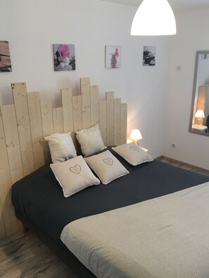 2 chambres, fer et planche à repasser, Wi-Fi gratuit, draps fournis