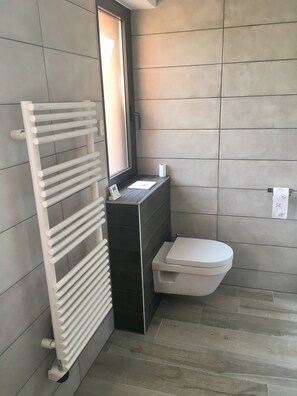 Een douche, een haardroger, handdoeken, zeep