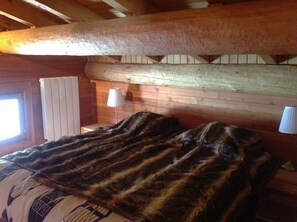 6 bedrooms, travel crib, free WiFi, bed sheets