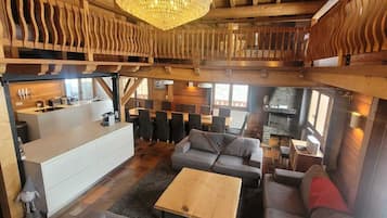 Télévision, cheminée, lecteur de DVD, vidéothèque